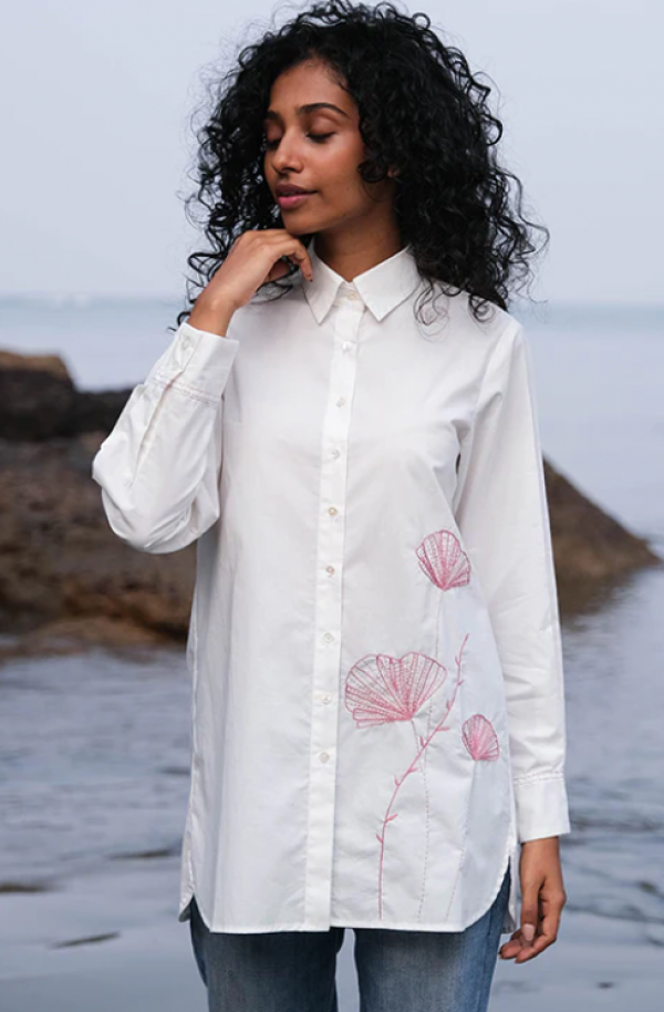 Kemeja kerja dengan detail bordir atau aplikasi yang halus